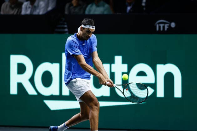 November 26, 2022, MALAGA, MALAGA, SPAIN: Lorenzo Sonego of Italy in action against Denis Shapovalov of Canada during the first tennis match from Davis Cup Finals 2022, Semi-Finals round, played between Italy and Canada at Palacio de Deportes Martin Carpena pavilion on november 26, 2022, in Malaga, Spain. MALAGA SPAIN - ZUMAa181 20221126_zaa_a181_005 Copyright: xOscarxJ.xBarrosox
