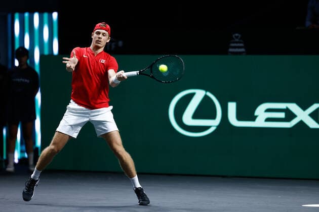 November 26, 2022, MALAGA, MALAGA, SPAIN: Denis Shapovalov of Canada in action against Lorenzo Sonego of Italy during the first tennis match from Davis Cup Finals 2022, Semi-Finals round, played between Italy and Canada at Palacio de Deportes Martin Carpena pavilion on november 26, 2022, in Malaga, Spain. MALAGA SPAIN - ZUMAa181 20221126_zaa_a181_006 Copyright: xOscarxJ.xBarrosox