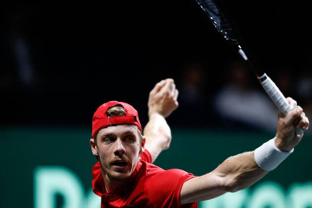 November 26, 2022, MALAGA, MALAGA, SPAIN: Denis Shapovalov of Canada in action against Lorenzo Sonego of Italy during the first tennis match from Davis Cup Finals 2022, Semi-Finals round, played between Italy and Canada at Palacio de Deportes Martin Carpena pavilion on november 26, 2022, in Malaga, Spain. MALAGA SPAIN - ZUMAa181 20221126_zaa_a181_012 Copyright: xOscarxJ.xBarrosox