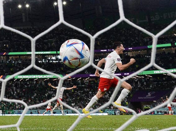 Fussball, Herren, Saison 2022 23, WM in Katar, Gruppe C (2. Spieltag), Polen - Saudi-Arabien im Education City Stadium in Ar-Rayyan, Robert Lewandowski (r., Polen) erzielt das Tor zum 2:0, 26.11. 2022, *** Football, Men, 2022 23 season, World Cup in Qatar, Group C 2 matchday , Poland Saudi Arabia at Education City Stadium in Ar Rayyan, Robert Lewandowski r , Poland scores the goal to 2 0, 26 11 2022, Copyright: xMatthiasxKochx