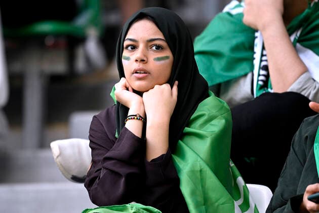 FAN Frau Team Saudi Arabien FIFA World Cup, WM, Weltmeisterschaft, Fussball 2022 in Qatar Vorrundenspiel Gruppe C Polen - Saudi Arabien am 26.11.2022 im Education City Stadion DFL REGULATIONS PROHIBIT ANY USE OF PHOTOGRAPHS as IMAGE SEQUENCES and or QUASI-VIDEO *** FAN woman team Saudi Arabia FIFA World Cup 2022 in Qatar preliminary round match group C Poland Saudi Arabia on 26 11 2022 at Education City Stadium DFL REGULATES PROHIBIT ANY USE OF PHOTOGRAPHS as IMAGE SEQUENCES and or QUASI VIDEO Copyright: xLacixPerenyix