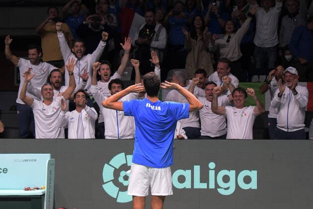 MALAGA, SPAIN - NOVEMBER 26 : Lorenzo Sonego during the Davis Cup by Rakuten Finals 2022 semi-finals match between Italy and Canada at Palacio de los Deportes Jose Maria Martin Carpena on November 24, 2022 in Malaga, Spain Copyright: xAndreaxRositox DSC_0678