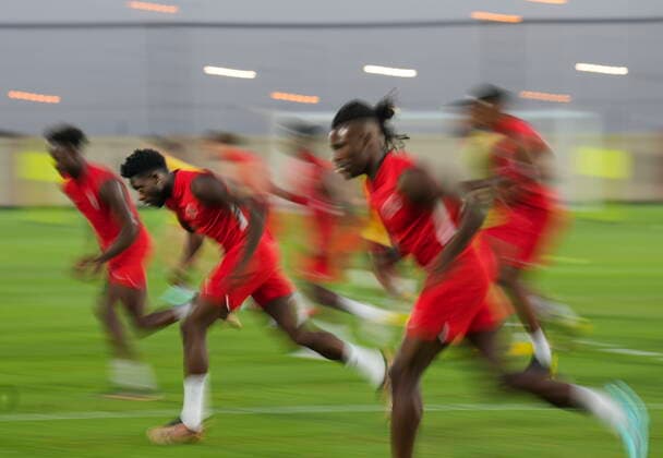 November 26, 2022, DOHA, QATAR: Canada forward Alphonso Davies, second left, run a drill during practice at the World Cup in Doha, Qatar during on Saturday, November 26, 2022. Canada News - November 26, 2022  - ZUMAc35_ 20221126_zaf_c35_022 Copyright: xNathanxDenettex