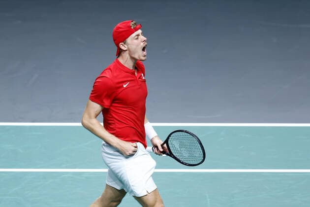 November 26, 2022, MALAGA, MALAGA, SPAIN: Denis Shapovalov of Canada in action against Lorenzo Sonego of Italy during the first tennis match from Davis Cup Finals 2022, Semi-Finals round, played between Italy and Canada at Palacio de Deportes Martin Carpena pavilion on november 26, 2022, in Malaga, Spain. MALAGA SPAIN - ZUMAa181 20221126_zaa_a181_031 Copyright: xOscarxJ.xBarrosox