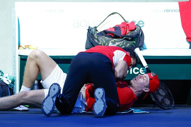 November 26, 2022, MALAGA, MALAGA, SPAIN: Denis Shapovalov of Canada has a medical tima during his match against Lorenzo Sonego of Italy during the first tennis match from Davis Cup Finals 2022, Semi-Finals round, played between Italy and Canada at Palacio de Deportes Martin Carpena pavilion on november 26, 2022, in Malaga, Spain. MALAGA SPAIN - ZUMAa181 20221126_zaa_a181_034 Copyright: xOscarxJ.xBarrosox