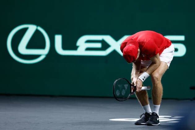 November 26, 2022, MALAGA, MALAGA, SPAIN: Denis Shapovalov of Canada in action against Lorenzo Sonego of Italy during the first tennis match from Davis Cup Finals 2022, Semi-Finals round, played between Italy and Canada at Palacio de Deportes Martin Carpena pavilion on november 26, 2022, in Malaga, Spain. MALAGA SPAIN - ZUMAa181 20221126_zaa_a181_036 Copyright: xOscarxJ.xBarrosox