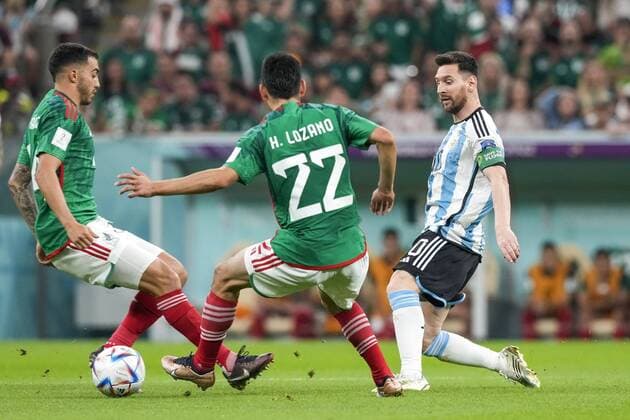 AL DAAYEN, 26-11-2022 Lusail Stadium World Cup 2022 in Qatar game between Argentina vs Mexico , (R-L) Argentina player Lionel Messi and Mexico player Hirving Lozano Argentina - Mexico  x19364582x Copyright: