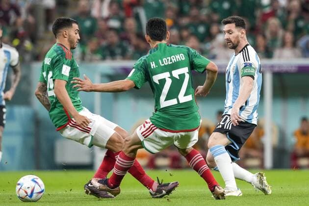 AL DAAYEN, 26-11-2022 Lusail Stadium World Cup 2022 in Qatar game between Argentina vs Mexico , (R-L) Argentina player Lionel Messi and Mexico player Hirving Lozano Argentina - Mexico  x19364585x Copyright: