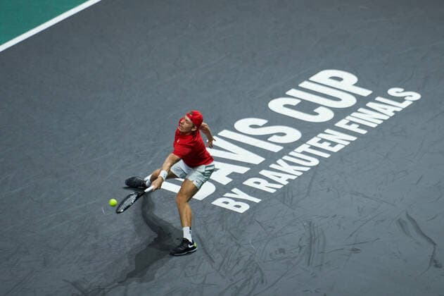 November 26, 2022, Malaga, Spain: Denis Shapovalov of Canada plays against Lorenzo Sonego of Italy during the Davis Cup by Rakuten Final 8 at The Palacio de Deportes Martin Carpena. Final score; Lorenzo Sonego 2:1 Denis Shapovalov. Malaga Spain - ZUMAs197 20221126_zaa_s197_033 Copyright: xVicentexVidalxFernandezx