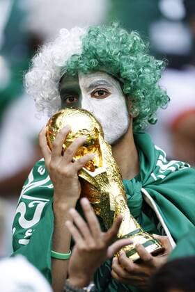 DOHA - Saudi Arabia fan with the World Cup during the FIFA World Cup, WM, Weltmeisterschaft, Fussball Qatar 2022 group C match between Poland and Saudi Arabia at the Education City Stadium on November 26, 2022 in Doha, Qatar. AP Dutch Height MAURICE OF STONE FIFA World Cup Qatar 2022 2022 xVIxANPxSportx xMauricexvanxSteenxWKxIVx *** DOHA Saudi Arabia fan with the World Cup during the FIFA World Cup Qatar 2022 group C match between Poland and Saudi Arabia at the Education City Stadium on November 26, 2022 in Doha, Qatar AP Dutch Height MAURICE OF STONE FIFA World Cup Qatar 2022 2022 xVIxANPxSportx xMauricexvanxSteenxWKxIVx 458388187 originalFilename: 458388187.jpg