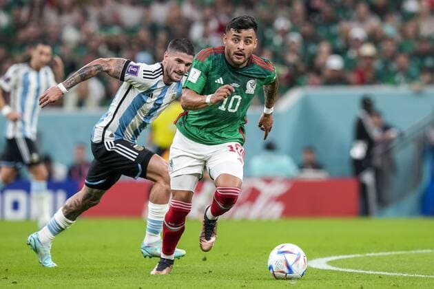 AL DAAYEN, 26-11-2022 Lusail Stadium World Cup 2022 in Qatar game between Argentina vs Mexico , (R-L) Mexico player Alexis Vega and Argentina player Rodrigo de Paul Argentina - Mexico  x19364875x Copyright: