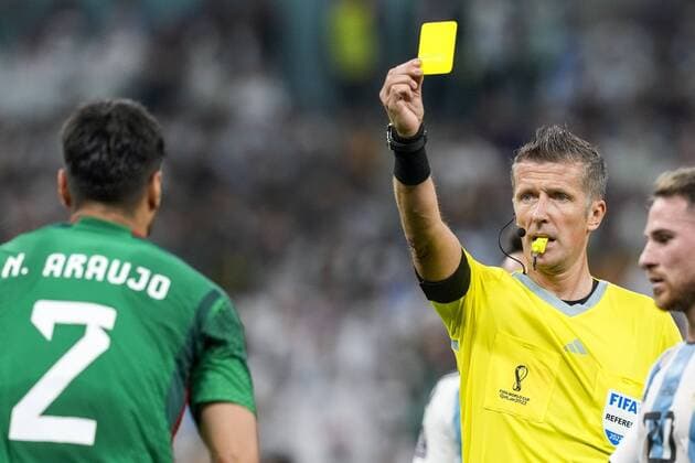 AL DAAYEN, 26-11-2022 Lusail Stadium World Cup 2022 in Qatar game between Argentina vs Mexico , referee Daniele Orsato gives a yellow card to Mexico player Nestor Araujo Argentina - Mexico  x19365101x Copyright: