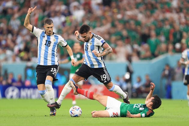 Fußball FIFA Fussball-Weltmeisterschaft Gruppe C Argentinien gegen Mexiko 26. November 2022 FIFA Fussball-Weltmeisterschaft Gruppe C Argentinien gegen Mexiko Nicolas Otamendi (Argentinien) und Hirving Lozano (Mexiko) Foto Simon Stacpoole Abseits Doha Katar  Copyright: xSimonxStacpoolexOffside