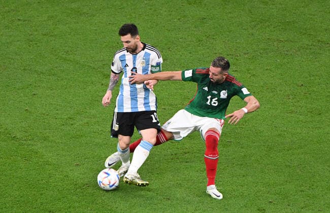 Football, Men, Season 2022 23, World Cup in Qatar, Group C 2 Matchday , Argentina Mexico at Lusail Iconic Stadium in Lusail, v l Lionel Messi Argentina , Hector Herrera Mexico , 26 11 2022, Copyright: xMatthiasxKochx
