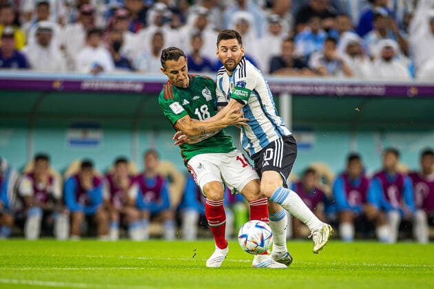 26.11.2022 KATAR, LUSAIL STADIUM, PILKA NOZNA MISTRZOSTWA SWIATA W PILCE NOZNEJ KATAR 2022 ( FIFA World Cup, WM, Weltmeisterschaft, Fussball QATAR 2022 ) MECZ ARGENTYNA - MEKSYK GAME ARGENTINA - MEXICO NZ LIONEL MESSI ANDRES GUARDADO FOTO LUKASZ SKWIOT CYFRASPORT NEWSPIX.PL --- Newspix.pl  20221126CSLS152