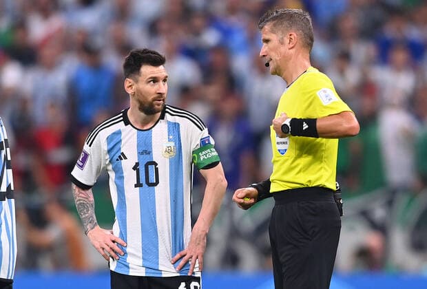 FOOTBALL World Cup 2022 PRE-ROUND ROUND GROUP C Argentina Mexico 26 11 2022 Lionel Messi li, Argentina and referee Daniele ORSATO ITA