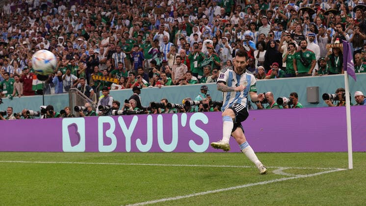 Argentina v Mexico 2022 FIFA World Cup, WM, Weltmeisterschaft, Fussball Lionel Messi of Argentina takes a corner during the 2022 FIFA World Cup Group C match at Lusail Stadium, Lusail Content Not Available For UK Newspapers Copyright: xPaulxChestertonx FIL-17646-0048 UK Newspapers OUT