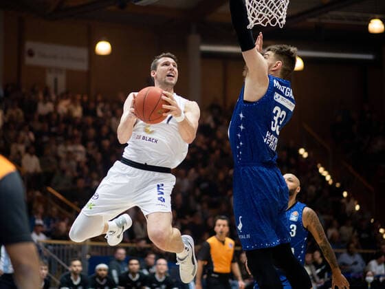 Sport Themen der Woche KW47 Sport Bilder des Tages Lukas Meisner (Veolia Towers Hamburg, 07) am Korb gegen Asbjorn Midtgaard (HAKRO Merlins Crailsheim, 33), GER, HAKRO Merlins Crailsheim vs. Veolia Towers Hamburg, Basketball BBL Bundesliga, 8. Spieltag, Spielzeit 2022 2023, 26.11.2022 GER, HAKRO Merlins Crailsheim vs. Veolia Towers Hamburg, Basketball BBL Bundesliga, 8. Spieltag, Spielzeit 2022 2023, 26.11.2022 Ilshofen *** Lukas Meisner Veolia Towers Hamburg, 07 at the basket vs Asbjorn Midtgaard HAKRO Merlins Crailsheim, 33 , GER, HAKRO Merlins Crailsheim vs Veolia Towers Hamburg, Basketball BBL Bundesliga, 8 Spieltag, Spielzeit 2022 2023, 26 11 2022 GER, HAKRO Merlins Crailsheim vs Veolia Towers Hamburg, Basketball BBL Bundesliga, 8 Spieltag, Spielzeit 2022 2023, 26 11 2022 Ilshofen, Germany. Copyright: xEibner Memmlerx EP_MMR