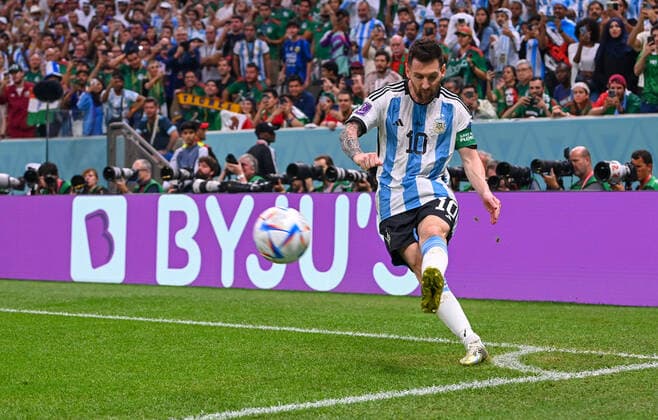 FOOTBALL WORLD CUP 2022 PRE-ROUND GROUP C Argentina Mexico 26 11 2022 Lionel Messi takes a corner