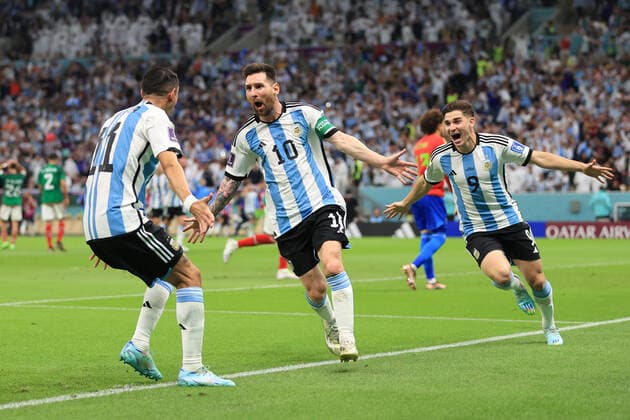 Fußball FIFA Fussball-Weltmeisterschaft Gruppe C Argentinien gegen Mexiko 26. November 2022 FIFA Fussball-Weltmeisterschaft Gruppe C Argentinien gegen Mexiko Lionel Messi (Argentinien) feiert sein erstes Tor mit Angel Di Maria (Argentinien) und Julian Alvarez (Argentinien) Foto Simon Stacpoole Abseits Doha Katar  Copyright: xSimonxStacpoolexOffside