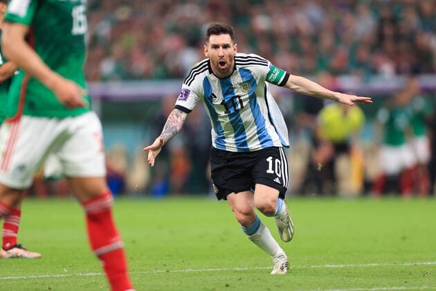 Fußball FIFA Fussball-Weltmeisterschaft Gruppe C Argentinien gegen Mexiko 26. November 2022 FIFA Fussball-Weltmeisterschaft Gruppe C Argentinien gegen Mexiko Lionel Messi (Argentinien) feiert sein erstes Tor mit Julian Alvarez (Argentinien) Foto Simon Stacpoole Abseits Doha Katar  Copyright: xSimonxStacpoolexOffside