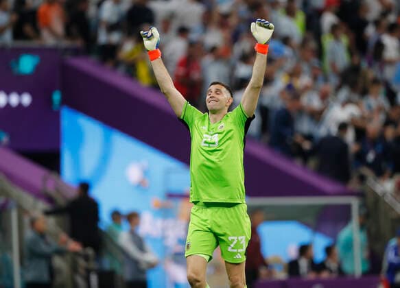 Argentina v Mexico 2022 FIFA World Cup, WM, Weltmeisterschaft, Fussball Emiliano Martinez of Argentina celebrates their second goal during the 2022 FIFA World Cup Group C match at Lusail Stadium, Lusail Content Not Available For UK Newspapers Copyright: xPaulxChestertonx FIL-17646-0168 UK Newspapers OUT