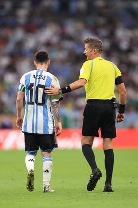 Fußball FIFA Fussball-Weltmeisterschaft Gruppe C Argentinien gegen Mexiko 26. November 2022 FIFA Fussball-Weltmeisterschaft Gruppe C Argentinien gegen Mexiko Schiedsrichter Daniele Orsato im Gespräch mit Lionel Messi aus Argentinien Foto Simon Stacpoole Abseits Doha Katar  Copyright: xSimonxStacpoolexOffside
