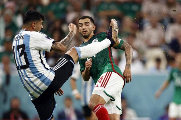 LUSAIL CITY l r Cristian Romero of Argentina, Luis Chavez of Mexico during the FIFA World Cup Qatar 2022 group C match between Argentina and Mexico at Lusail Stadium on November 26, 2022 in Lusail City, Qatar AP Dutch Height MAURICE OF STONE FIFA World Cup Qatar 2022 2022 xVIxANPxSportx xMauricexvanxSteenxWKxIVx 458394133 originalFilename: 458394133.jpg