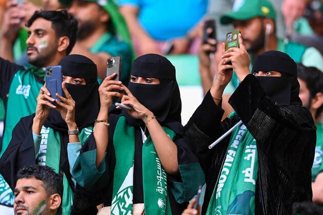 FUSSBALL WM 2022 VORRUNDE GRUPPE C Polen - Saudi-Arabien 26.11.2022 Vollverschleierte weibliche saudische Fans vor dem Spiel. *** FOOTBALL WORLD CUP 2022 PRE-ROUND GROUP C Poland Saudi Arabia 26 11 2022 Fully veiled female Saudi fans before the match