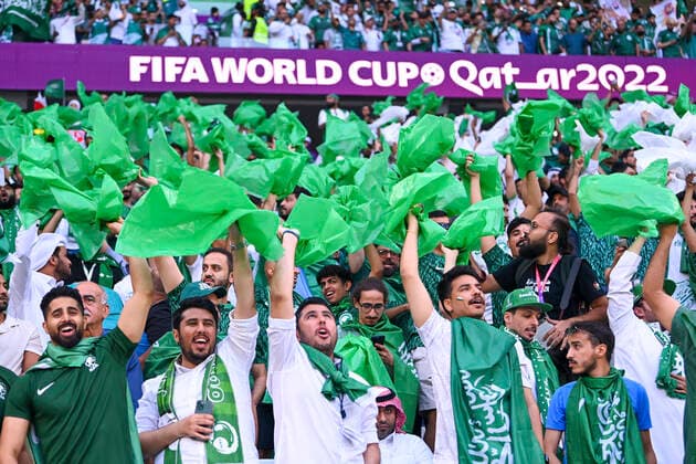 FUSSBALL WM 2022 VORRUNDE GRUPPE C Polen - Saudi-Arabien 26.11.2022 Saudische Fans feiern vor dem Spiel. *** FOOTBALL World Cup 2022 PRE-ROUND GROUP C Poland Saudi Arabia 26 11 2022 Saudi fans celebrate before the match