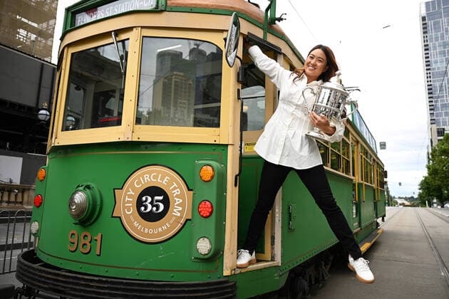 Bilder des Jahres, Sport 11 November Sport Themen der Woche KW47 Sport Bilder des Tages GOLF MINJEE LEE TROPHY TOUR, Australian golfer Minjee Lee poses for a photograph holding up the US Women?s Open trophy in front of a city circle tram ahead of the 2022 ISPS Handa Australian Open, in Melbourne, Sunday, November 27, 2022. ( NO ARCHIVING, EDITORIAL USE ONLY, NO USE IN BOOKS WITHOUT CONSENT MELBOURNE VICTORIA AUSTRALIA  Copyright: xJAMESxROSSx 20221127001735677777