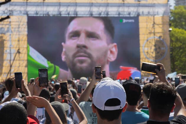 Argentina: Fans watched the World Cup match at the City Fan Fest The Fan Fest of the City was filled with spectators to witness the Argentina-Mexico match of the World Cup that takes place in Qatar. In the group stage, Argentina beat Mexico 2-0 with a first goal from Lionel Messi at 64 and a second goal from Enzo Fernández at 87 . Buenos Aires Argentina Intendant Seeber Square, Palermo Copyright: EstebanxOsorio