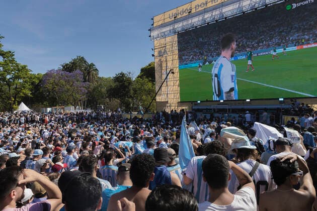 Argentina: Fans watched the World Cup match at the City Fan Fest The Fan Fest of the City was filled with spectators to witness the Argentina-Mexico match of the World Cup that takes place in Qatar. In the group stage, Argentina beat Mexico 2-0 with a first goal from Lionel Messi at 64 and a second goal from Enzo Fernández at 87 . Buenos Aires Argentina Intendant Seeber Square, Palermo Copyright: EstebanxOsorio