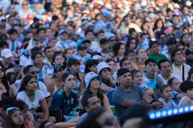 Argentina: Fans watched the World Cup match at the City Fan Fest The Fan Fest of the City was filled with spectators to witness the Argentina-Mexico match of the World Cup that takes place in Qatar. In the group stage, Argentina beat Mexico 2-0 with a first goal from Lionel Messi at 64 and a second goal from Enzo Fernández at 87 . Buenos Aires Argentina Intendant Seeber Square, Palermo Copyright: EstebanxOsorio