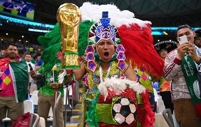 FUSSBALL WM 2022 VORRUNDE GRUPPE C Argentinien - Mexiko 26.11.2022 Ein Fan der Mexikanischen Nationalmannschaft hat ihn schon, den WM-Pokal *** FOOTBALL World Cup 2022 PRE-ROUND GROUP C Argentina Mexico 26 11 2022 A fan of the Mexican national team already has it, the World Cup trophy