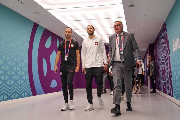 26.11.2022 DOHA, KATAR (DOHA, QATAR) MISTRZOSTWA SWIATA W PILCE NOZNEJ KATAR 2022 ( FIFA World Cup, WM, Weltmeisterschaft, Fussball QUATAR 2022) PILKA NOZNA (FOOTBALL) MECZ POLSKA - ARABIA SAUDYJSKA ( GAME POLAND - SAUDI ARABIA ) NZ KAMIL POTRYKUS, GRZEGORZ KRYCHOWIAK, CZESLAW MICHNIEWICZ - TRENER, HEAD COACH, SELEKCJONER REPREZENTACJI POLSKI FOTO LUKASZ GROCHALA CYFRASPORT NEWSPIX.PL --- Newspix.pl  20221126CSLG0344