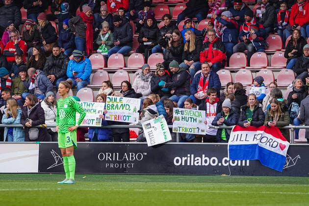 Cologne, Germany, November 27th 2022: VfL Wolfsburg fans with posters during warm up prior to the FLYERALARM Frauen-Bundesliga match between 1. FC Koeln and VfL Wolfsburg at Franz-Kremer-Stadium in Cologne, Germany. (Norina Toenges SPP) Copyright: xNorinaxToenges SPPx spp-en-NoTo-1FC - WOB-05873