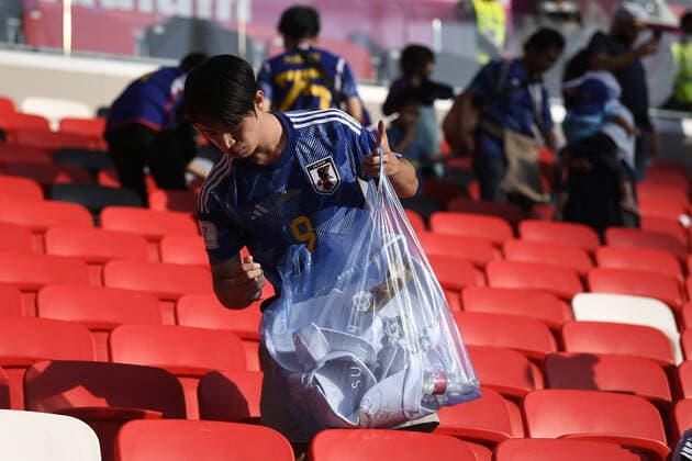 Foto LaPresse - Fabio Ferrari 27 Novembre 2022 Doha, Qatar - - Calcio - Qatar 2022 - Coppa del Mondo Fifa - Giappone v Costa Rica - Gruppo E - Fase a Gironi - Ahmad Bin Ali Stadium.Nella foto:i tifosi del Giappone ripuliscono i posti dove erano seduti November 27, 2022 Doha, Qatar - sport - Soccer - Qatar 2022- FIFA World Cup, WM, Weltmeisterschaft, Fussball - Japan v Costa Rica - Group E - group stage - Ahmad Bin Ali Stadium.In the pic:Japan fans clean up their seats  Copyright: xFabioxFerrarix LaPressex