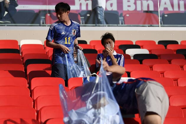 Foto LaPresse - Fabio Ferrari 27 Novembre 2022 Doha, Qatar - - Calcio - Qatar 2022 - Coppa del Mondo Fifa - Giappone v Costa Rica - Gruppo E - Fase a Gironi - Ahmad Bin Ali Stadium.Nella foto:i tifosi del Giappone ripuliscono i posti dove erano seduti November 27, 2022 Doha, Qatar - sport - Soccer - Qatar 2022- FIFA World Cup, WM, Weltmeisterschaft, Fussball - Japan v Costa Rica - Group E - group stage - Ahmad Bin Ali Stadium.In the pic:Japan fans clean up their seats  Copyright: xFabioxFerrarix LaPressex