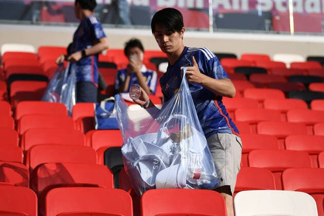 Sport Bilder des Tages Foto LaPresse - Fabio Ferrari 27 Novembre 2022 Doha, Qatar - - Calcio - Qatar 2022 - Coppa del Mondo Fifa - Giappone v Costa Rica - Gruppo E - Fase a Gironi - Ahmad Bin Ali Stadium.Nella foto:i tifosi del Giappone ripuliscono i posti dove erano seduti November 27, 2022 Doha, Qatar - sport - Soccer - Qatar 2022- FIFA World Cup, WM, Weltmeisterschaft, Fussball - Japan v Costa Rica - Group E - group stage - Ahmad Bin Ali Stadium.In the pic:Japan fans clean up their seats  Copyright: xFabioxFerrarix LaPressex