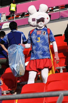 Foto LaPresse - Fabio Ferrari 27 Novembre 2022 Doha, Qatar - - Calcio - Qatar 2022 - Coppa del Mondo Fifa - Giappone v Costa Rica - Gruppo E - Fase a Gironi - Ahmad Bin Ali Stadium.Nella foto:i tifosi del Giappone ripuliscono i posti dove erano seduti November 27, 2022 Doha, Qatar - sport - Soccer - Qatar 2022- FIFA World Cup, WM, Weltmeisterschaft, Fussball - Japan v Costa Rica - Group E - group stage - Ahmad Bin Ali Stadium.In the pic:Japan fans clean up their seats  Copyright: xFabioxFerrarix LaPressex