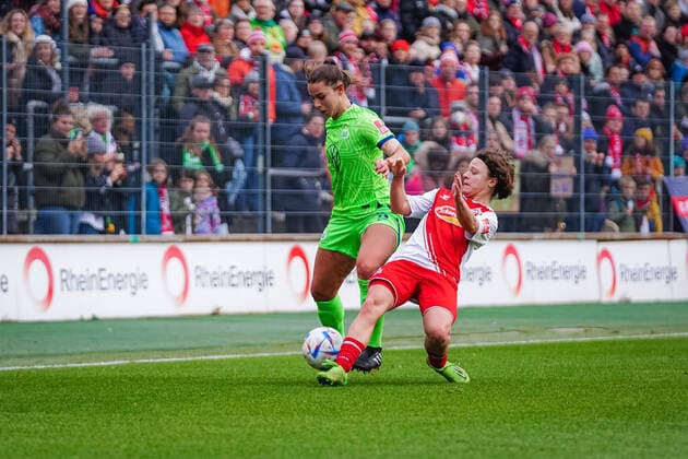 Cologne, Germany, November 27th 2022: Lena Oberdorf (5 Wolfsburg) and Ally Gudorf (12 Koeln) during the FLYERALARM Frauen-Bundesliga match between 1. FC Koeln and VfL Wolfsburg at Franz-Kremer-Stadium in Cologne, Germany. (Norina Toenges SPP) Copyright: xNorinaxToenges SPPx spp-en-NoTo-1FC - WOB-05932