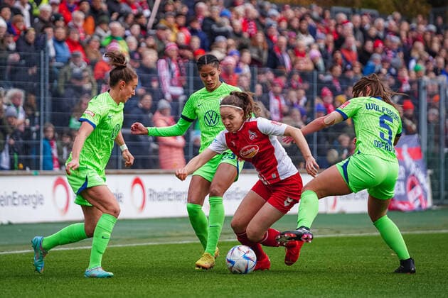 Cologne, Germany, November 27th 2022: Felicitas Rauch (13 Wolfsburg), Sveindis Jonsdottir (23 Wolfsburg), Lotta Cordes (15 Koeln) and Lena Oberdorf (5 Wolfsburg) during the FLYERALARM Frauen-Bundesliga match between 1. FC Koeln and VfL Wolfsburg at Franz-Kremer-Stadium in Cologne, Germany. (Norina Toenges SPP) Copyright: xNorinaxToenges SPPx spp-en-NoTo-1FC - WOB-05938