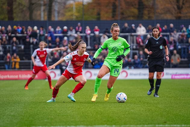 Cologne, Germany, November 27th 2022: Jill Roord (14 Wolfsburg) and Alena Bienz (11 Koeln) during the FLYERALARM Frauen-Bundesliga match between 1. FC Koeln and VfL Wolfsburg at Franz-Kremer-Stadium in Cologne, Germany. (Norina Toenges SPP) Copyright: xNorinaxToenges SPPx spp-en-NoTo-1FC - WOB-05943