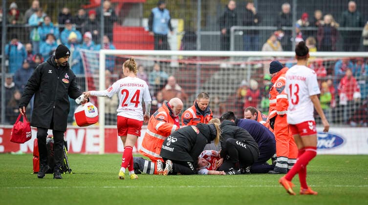 DFB Pokal Frauen 1 FC Koeln vs VfL Wolfsburg, 27 11 2022 Adriana Achcinska 9, 1 FC Koeln injured and has to be carried off the pitch during the match 1 FC Koeln vs VfL Wolfsburg in the DFB Pokal Frauen on 27 11 2022 at Franz Kremer Stadion in Koeln Nordrhein Westfalen DFL REGULATIONS PROHIBIT ANY USE OF PHOTOGRAPHS AS IMAGE SEQUENCES AND OR QUASI VIDEO Copyright: xBEAUTIFULxSPORTS AxelxKohringx