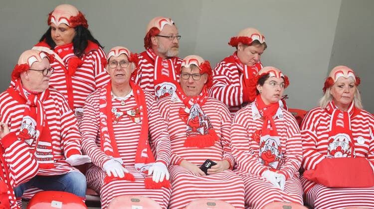 Koelle alaaf, Fans in costume, 1 FC Koeln vs VfL Wolfsburg, Football, Flyeralarm Womens Bundesliga, Matchday 8, 27 11 2022, DFL REGULATES PROHIBIT ANY USE OF PHOTOGRAPHS AS IMAGE SEQUENCES AND OR QUASI VIDEO, 1 FC Koeln vs VfL Wolfsburg, Football, Flyeralarm Womens Bundesliga, Matchday 8, 27 11 2022 Koeln Copyright: xJoergxNiebergall Eibner-Pressefox EP_JNL