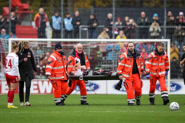DFB Pokal Frauen 1 FC Koeln vs VfL Wolfsburg, 27 11 2022 Adriana Achcinska 9, 1 FC Koeln is injured and has to be carried off the pitch during the match 1 FC Koeln vs VfL Wolfsburg in the DFB Pokal Frauen on 27 11 2022 at Franz Kremer Stadion in Koeln North Rhine Westphalia Left Weronika Zaistowska looks on 24, 1 FC Koeln DFL REGULATES PROHIBIT ANY USE OF PHOTOGRAPHS AS IMAGE SEQUENCES AND OR QUASI VIDEO Copyright: xBEAUTIFULxSPORTS AxelxKohringx