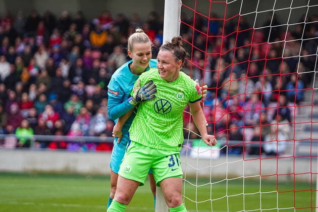 Cologne, Germany, November 27th 2022: Goalkeeper Merle Frohms (1 Wolfsburg) and Marina Hegering (31 Wolfsburg) during the FLYERALARM Frauen-Bundesliga match between 1. FC Koeln and VfL Wolfsburg at Franz-Kremer-Stadium in Cologne, Germany. (Norina Toenges SPP) Copyright: xNorinaxToenges SPPx spp-en-NoTo-1FC - WOB-05962