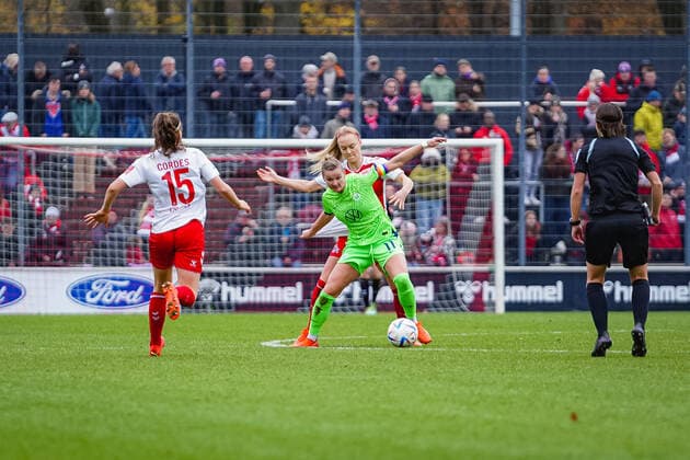 Cologne, Germany, November 27th 2022: Alexandra Popp (11 Wolfsburg) and Sarah Puntigam (17 Koeln) battle for the ball during the FLYERALARM Frauen-Bundesliga match between 1. FC Koeln and VfL Wolfsburg at Franz-Kremer-Stadium in Cologne, Germany. (Norina Toenges SPP) Copyright: xNorinaxToenges SPPx spp-en-NoTo-1FC - WOB-05985-2