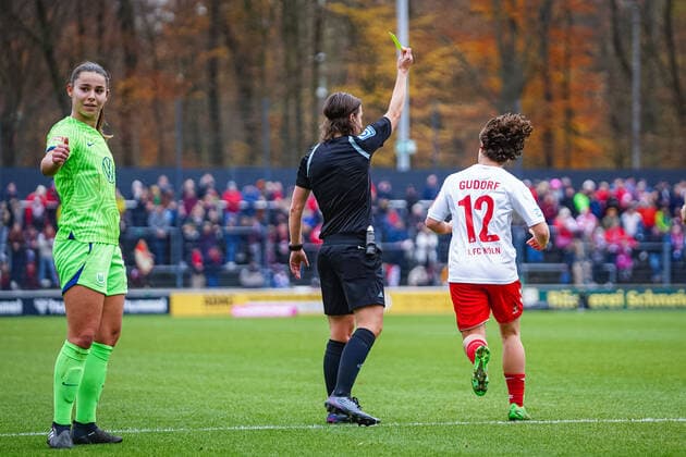Cologne, Germany, November 27th 2022: Ally Gudorf (12 Koeln) reseives a yellow card and Lena Oberdorf (5 Wolfsburg) thumbs up during the FLYERALARM Frauen-Bundesliga match between 1. FC Koeln and VfL Wolfsburg at Franz-Kremer-Stadium in Cologne, Germany. (Norina Toenges SPP) Copyright: xNorinaxToenges SPPx spp-en-NoTo-1FC - WOB-05984